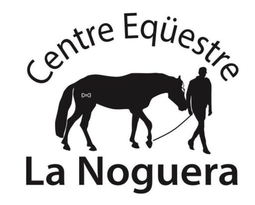 Logo Centre Eqüestre La Noguera, aparece un caballo y un hombre a su lado. Con el nombre de la hipica por encima y por debajo.